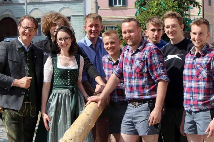 Martschitsch dankte der Landjugend, dass sie sich mit dem traditionellen Maibaumaufstellen für das Brauchtum einsetze.    