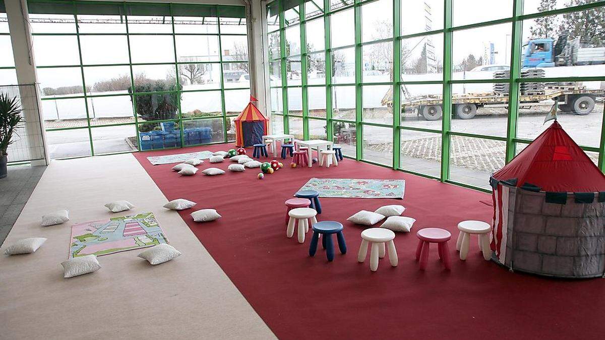 Für die Kinder gibt es eine Spielecke in der Halle