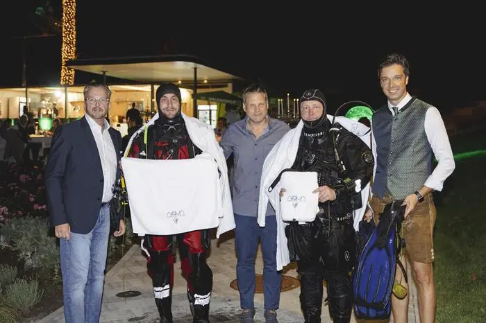 Für eine Überraschung sorgten Feuerwehrtaucher, die mit einer Schatzkiste aus dem Dechantteich kamen: Darin befanden sich Glücks-Hufnägel und Lipizzanerheimatkekse für die Dinnergäste 