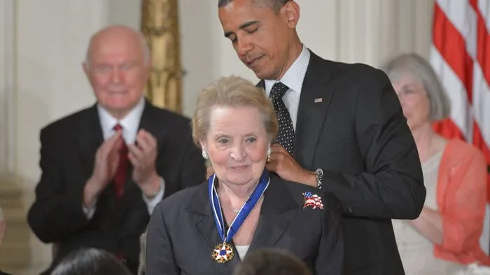 2012: Präsident Barack Obama verleiht Madeleine Albright die Presidential Medal of Freedom...