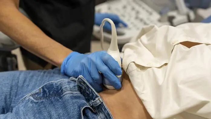 Eine Ultraschalluntersuchung in einer Ordination (Sujetbild)