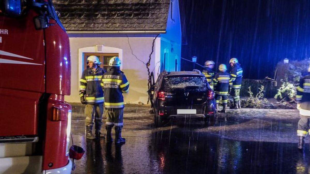 Ein Pkw-Lenker krachte in eine Hausmauer und wurde dabei schwer verletzt