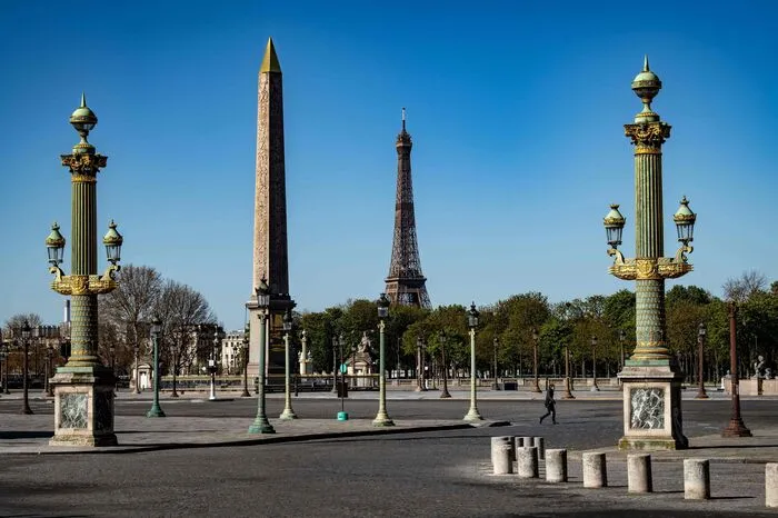 In FRANKREICH hat der Innenminister vor den Osterfeiertagen betont, dass angesichts der Coronavirus-Pandemie nicht verreist werden sollte. "Wir machen während der Ausgangsbeschränkungen keinen Urlaub", sagte Christophe Castaner. Er kündigte für Freitag verstärkte Kontrollen an den Ausgangsorten für Urlaubsreisen an. Auch das Angebot an Zügen für das Wochenende sei dazu reduziert worden.