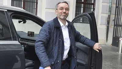 Herbert Kickl auf dem Weg zur Angelobung. Seine Cousine schießt im Netz scharf gegen ihn