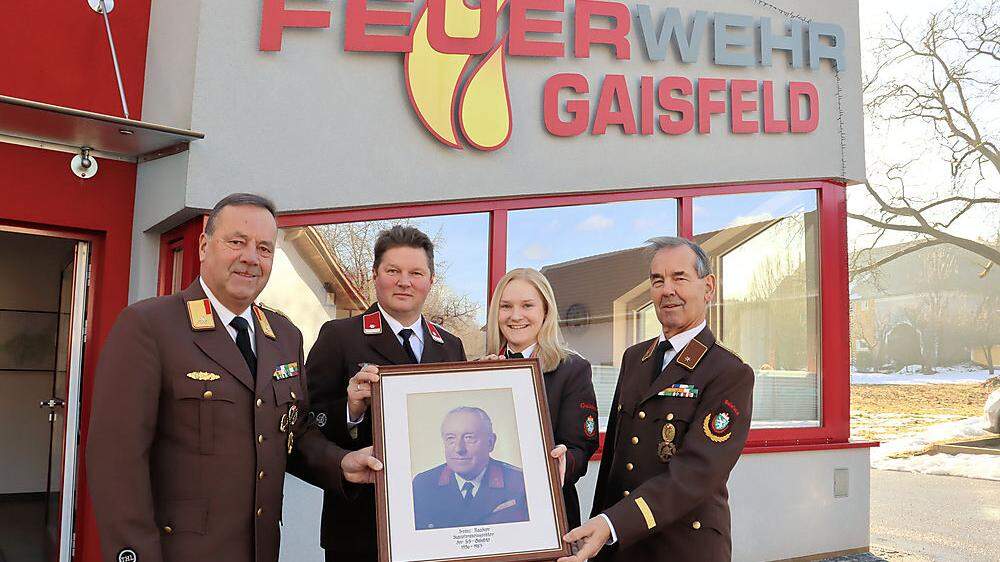 Vier Generationen mit absolvierter Kommandantenprüfung: Ewald Raudner, Ewald Raudner jun., Jasmin Raudner und Franz Raudner (von links) mit dem Foto von Franz Raudner sen.