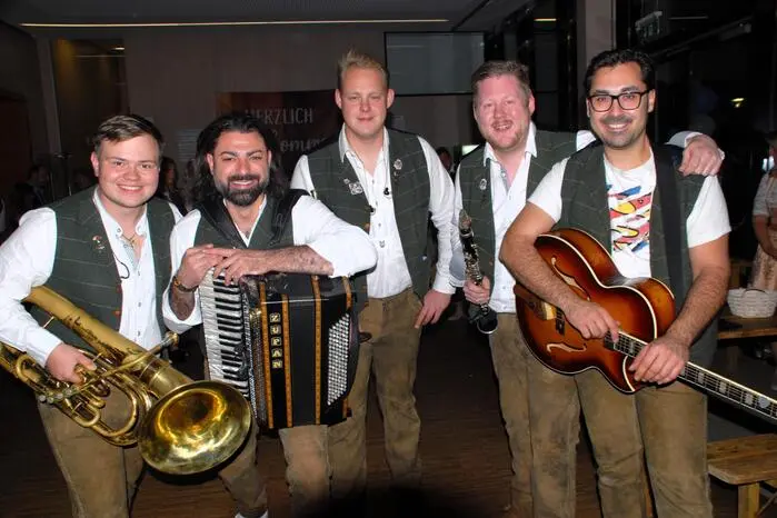 Die Musikformation „VOLXPOP“ spielte zum Tanz auf, an den Bars herrschte ausgelassene Stimmung. Getanzt wurde bis in die Morgenstunden. 