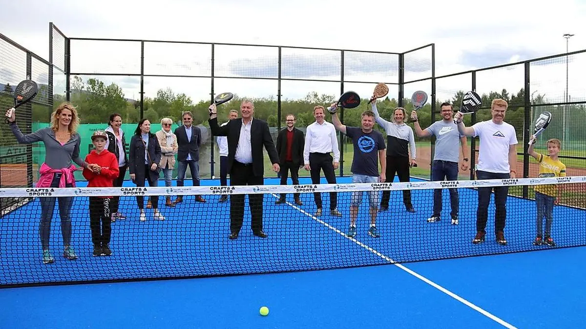 Die Vertreter der Stadtgemeinde Knittelfeld, Funktionäre und Mitglieder vom ATUS Knittelfeld (Sektion Tennis) sowie Padel-Trainer und Padel-Platz-Erbauer 