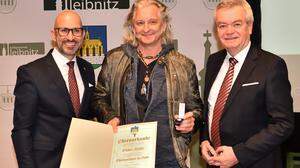 Unter den Geehrten: Blues-Sir Oliver Mally (m.) mit Bürgermeister Michael Schumacher (l.) und LH-Stv. Anton Lang (r.)
