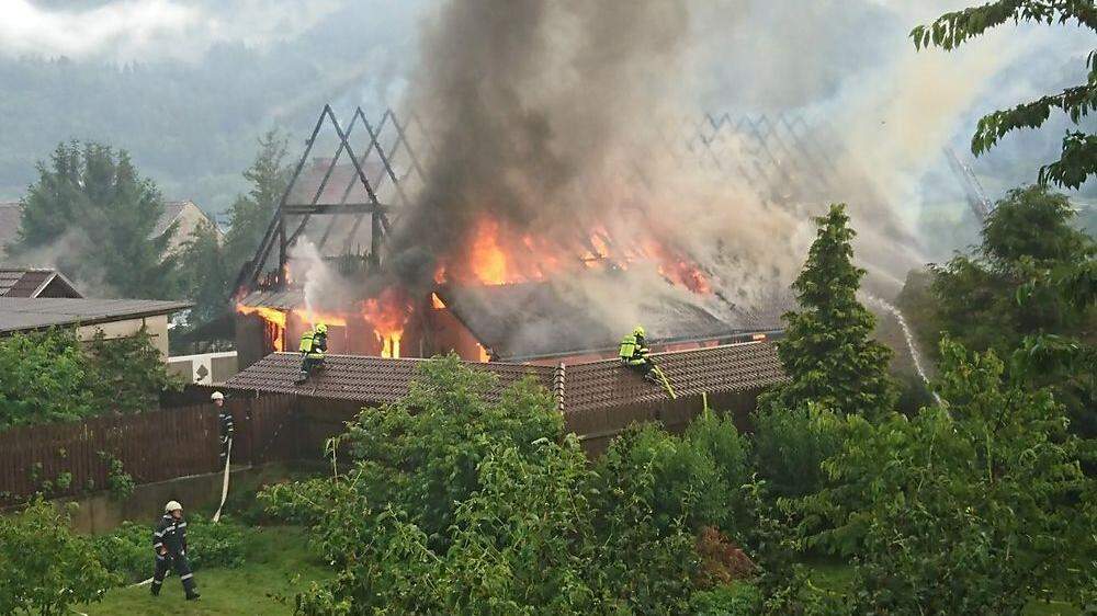 Feuerwehren kämpften gegen Stallbrand in Oberdorf