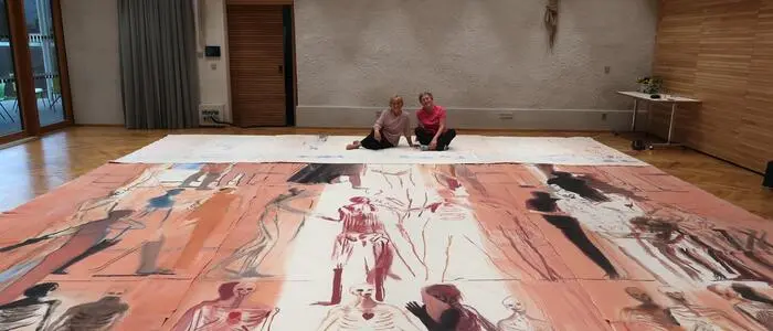 Elisabeth Hanser und Erni Feldner haben das Fastentuch gestrafft und genäht