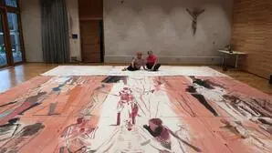 Elisabeth Hanser und Erni Feldner haben das Fastentuch gestrafft und genäht