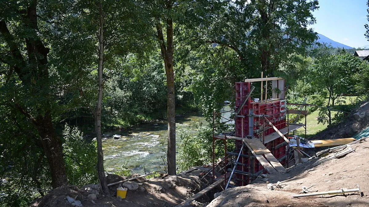 An diesem Widerlager, auf dem künftig die Brücke aufliegen soll, darf vorerst nicht weitergebaut werden