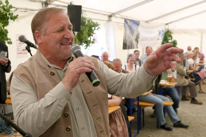 Sichtlich erfreut über das rege Interesse dieser Veranstaltung auf 1000 Metern Seehöhe zeigte sich Cheforganisator Bürgermeister Andreas Grabuschnig, der übrigens selbst dutzende G´stanzln aus dem Ärmel zauberte. 