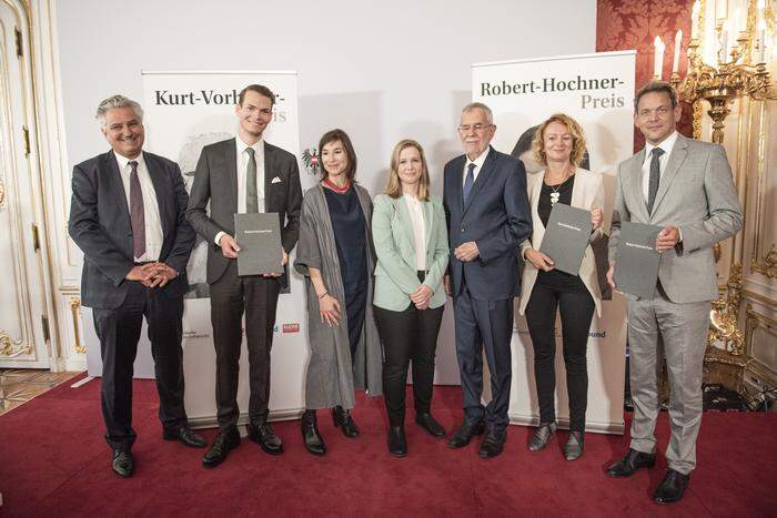 Preisträger und Gratulant Hubert Patterer: Paul Krisai, Carola Schneider, Miriam Beller, Van der Bellen, Eva Linsinger, Martin Thür. 