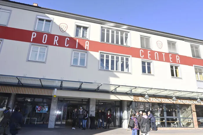 Zentral gelegen, Samstags in der Stadt kostenlos parken, auch in der Tiefgarage und den Parkplätzen des Porcia-Centers.