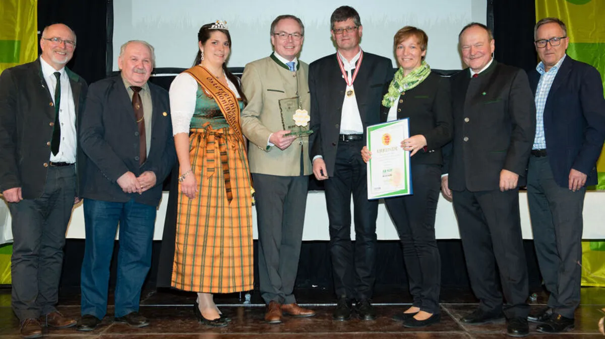 Josef Niklas, Johann Gruscher, Österreichische Honigkönigin Elisabeth Huth, Stephan Pernkopf, Peter Paul und Irmgard Weiler aus Strassen, Hermann Schultes, Uwe Scheutz (von links) 