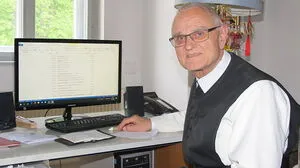 "Wer mich erreichen will, muss am Festnetz anrufen oder mir eine E-Mail schreiben", schmunzelt Pater August.