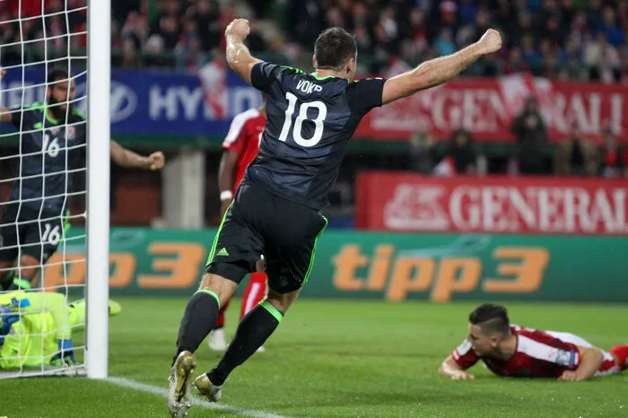 In der Nachspielzeit der ersten Hälfte jubeln die Waliser ein zweites Mal: Eigentor von Kevin Wimmer.
