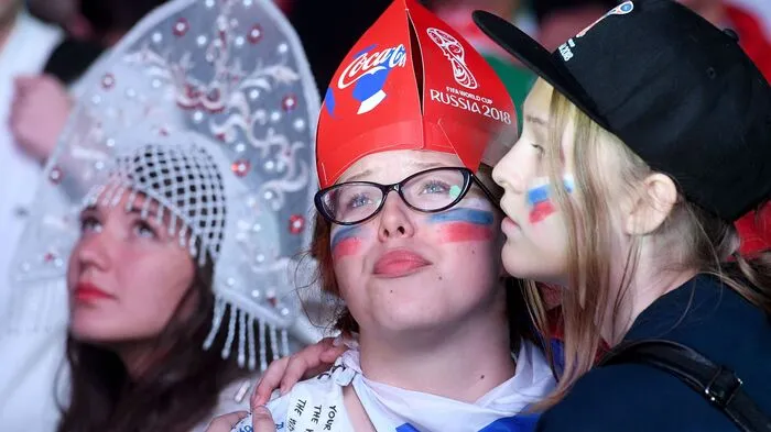 5:6 mussten sich die Russen im Elfmeterschießen Kroatien geschlagen geben. Klar, dass die Fans da am Boden zerstört waren. Klicken Sie sich durch die Bilder des Abends.