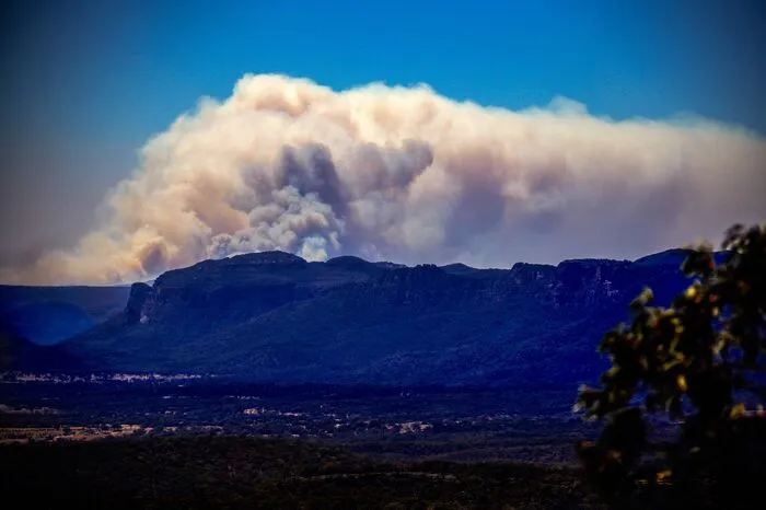 "Hohe Temperaturen, starker Wind und niedrige Luftfeuchtigkeit werden vorhergesagt, was die Bedingungen gefährlich macht", teilte die Feuerwehr des Staates New South Wales mit.