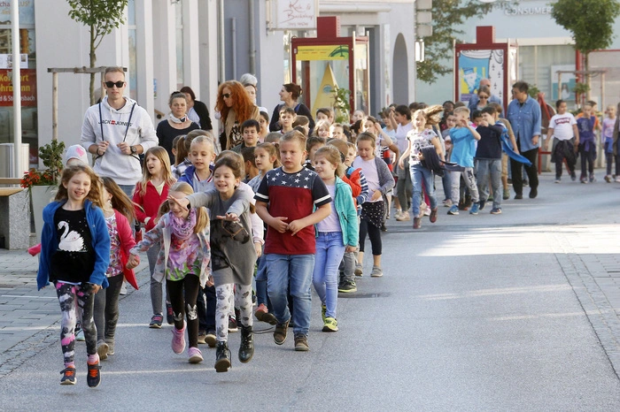 200 kleine Künstler mit ihren Lehrern und Schulleiterin Martina Strobl folgten der Einladung...