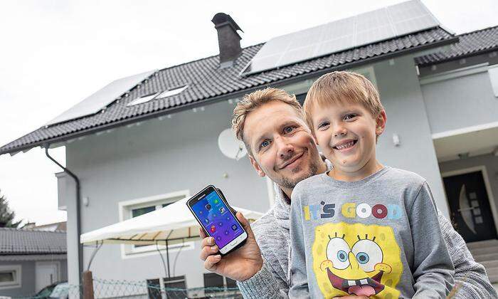 Freut sich über 80-prozentige Energieersparnis: Familienvater Alexander Umfahrer hat sich eine Photovoltaikanlage montieren lassen. Die Steuerung mittels App ist kinderleicht.