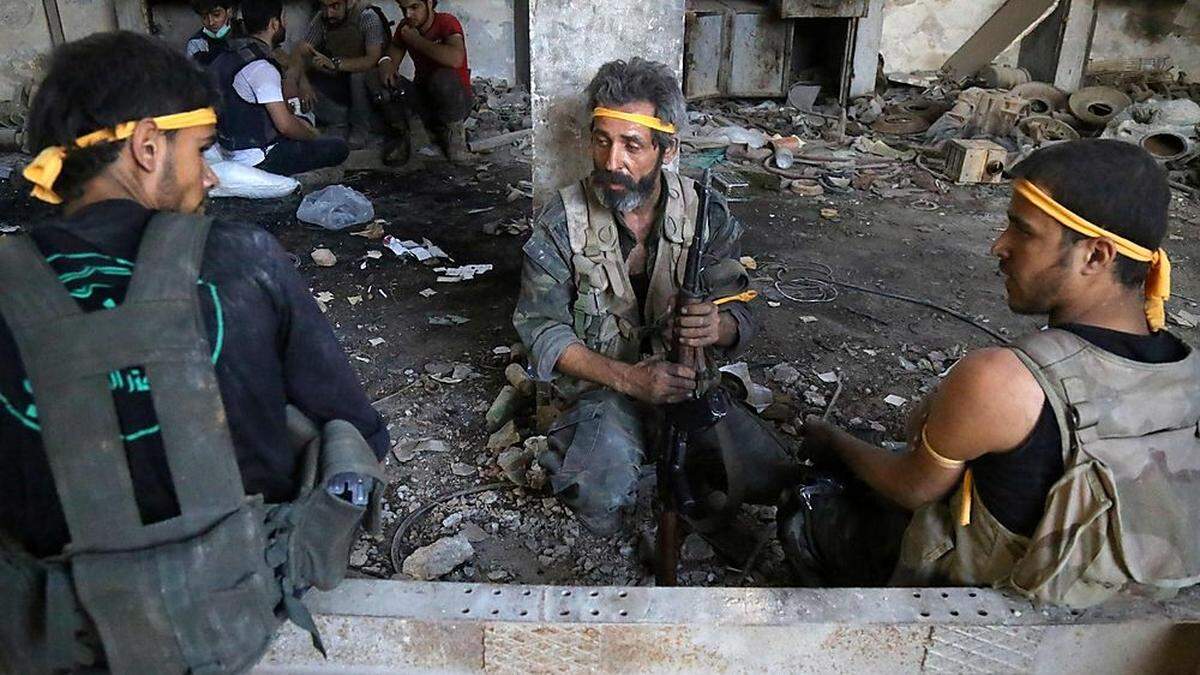 Syrische Rebellen, nachdem sie vor wenigen Tagen erstmals wieder die Belagerung durchbrechen konnten - für den Nachschub an Lebensmitteln und Medikamenten ist das noch zu wenig