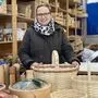 Eva-Maria Auberger wechselte vor Jahren die Berufssparte von der Glaserin zur Korbflechterin 