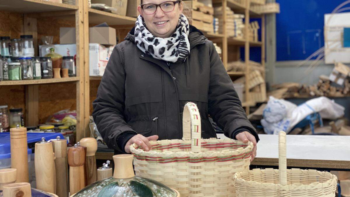 Eva-Maria Auberger wechselte vor Jahren die Berufssparte von der Glaserin zur Korbflechterin 