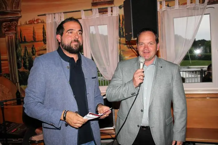Bürgermeister Roman Neumann überbrachte im Namen der Marktgemeinde Ligist die besten Wünsche und dankte Michael Mauser und seinem Team für die nahtlose Weiterführung des ehemaligen „Baresa“ im Freizeitzentrum.