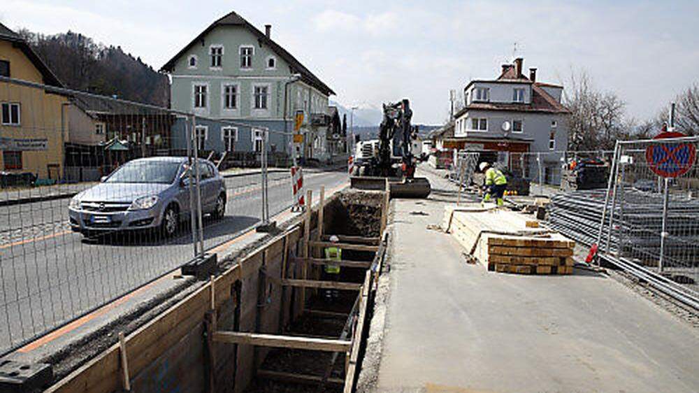 Zwei Wochen wird der Verkehr in Arnoldstein noch per Ampel geregelt, gegraben wird noch länger