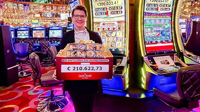 Casino Velden-Direktorin Marion Roseneder mit dem Scheck für den Fort Knox-Gewinner