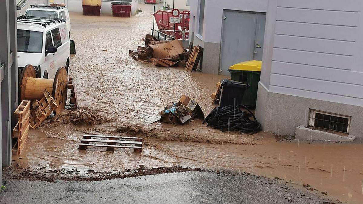 Die Schäden, die ein schweres Unwetter am Montag in St. Paul am Lavanttal angerichtet hat, sind noch nicht beseitigt. Doch schon wieder droht ein heftiges Gewitter