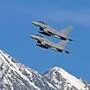 Zwei Eurofighter-Kampfjets vor einem verschneiten  Bergkamm