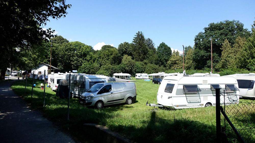 Gleisdorfs Stadtparkwiese wird derzeit von Roma bevölkert