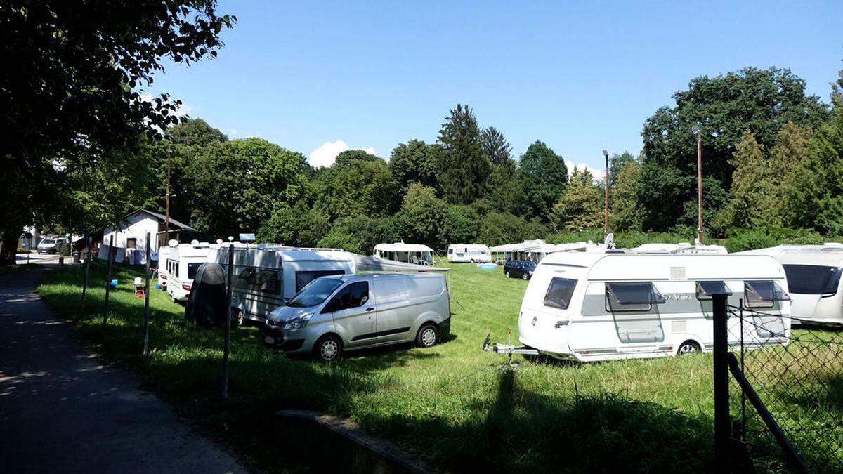 Gleisdorfs Stadtparkwiese wird derzeit von Roma bevölkert