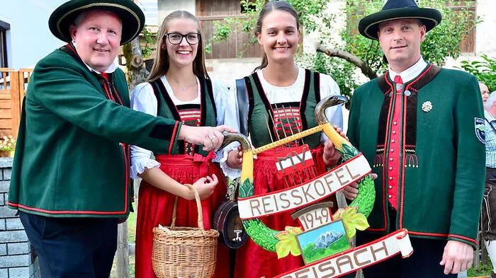 Obmann Klaus Obereßl, die Marketenderinnen Viktoria und Andrea Lenzhofer, Kapellmeister Otto Drießler