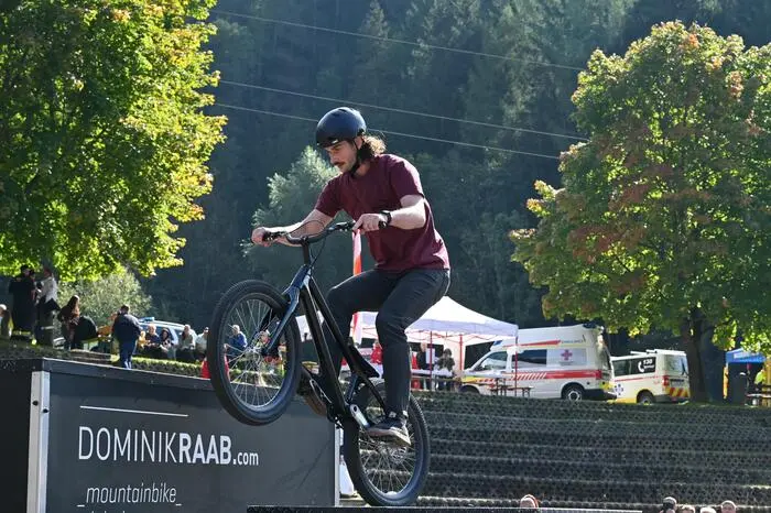 Robin Dülger bei der Schauübung „Sicherheit mit dem Fahrrad“ organisiert von AVUA.