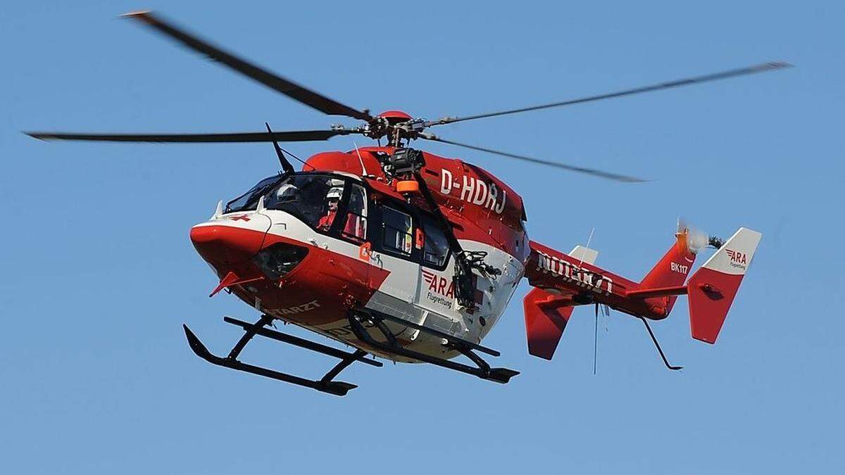 Mit dem Rettungshubschrauber RK 1 wurde ein verletzter 19-Jähriger ins LKH Villach geflogen