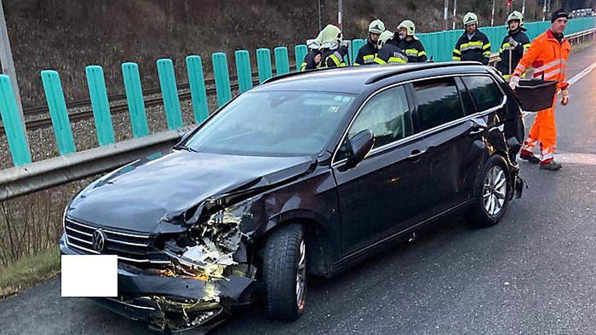 An dem Unfall waren ein Pkw und ein Kleinbus beteiligt