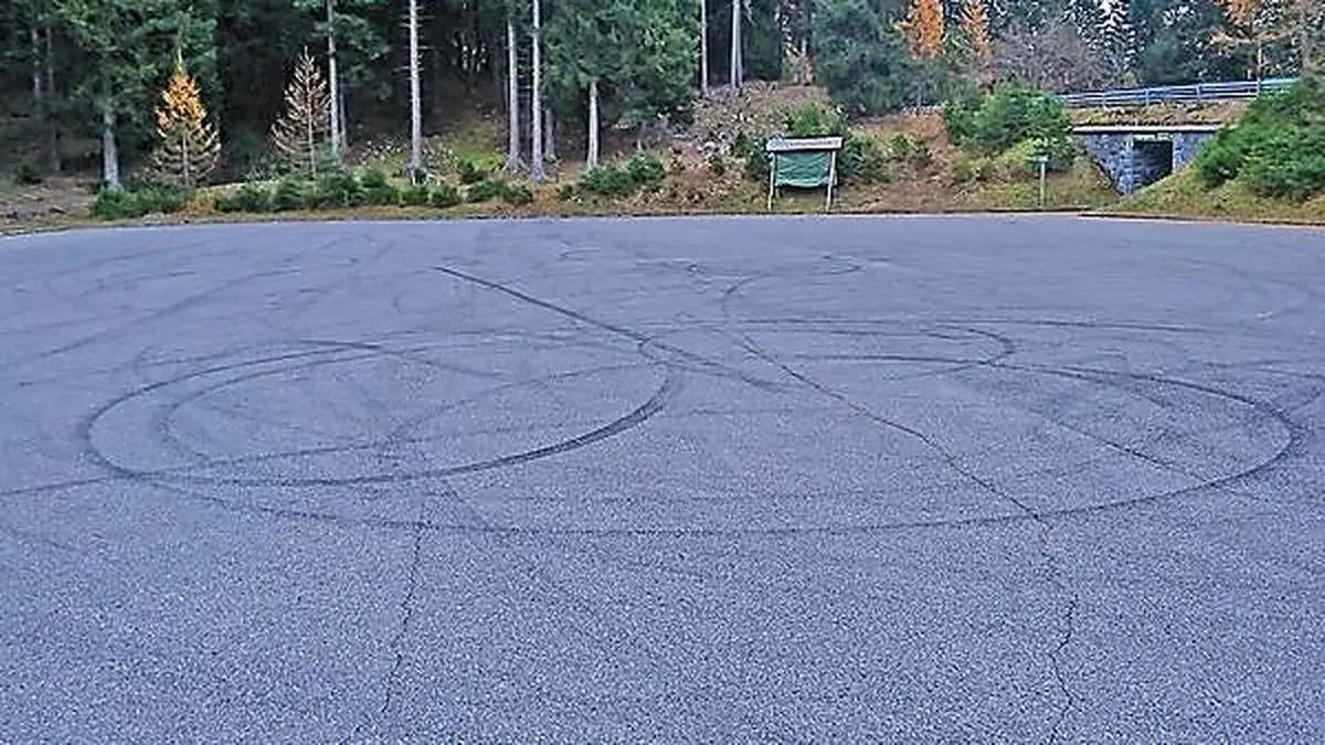 Reifenspuren auf den Bergparkplötzen
