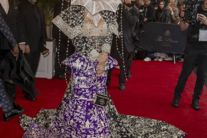 In einem ausgefallenen, etwas an Graf Dracula erinnernden Look erschien die indische Unternehmerin Natasha Poonawalla - und sorgte damit für Gesprächsstoff.