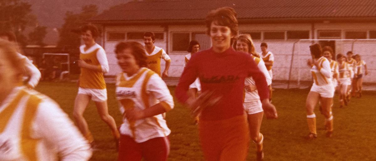 Nina Peršuh (im roten Trikot) war eine der Stützen der legendären Frauenfußballmannschaft „Eisen-Kada Leibnitz“