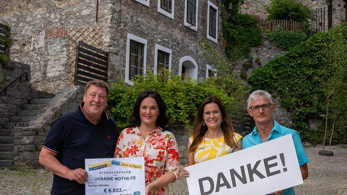 Roberta Striedinger (3. v. links) von der Caritas dankt Bürgermeister Josef Jury, Vereinsobfrau Alexandra Glawischnig Rudiferia und Musikmittelschuldirektor Michael Persterer für die großzügige Spende