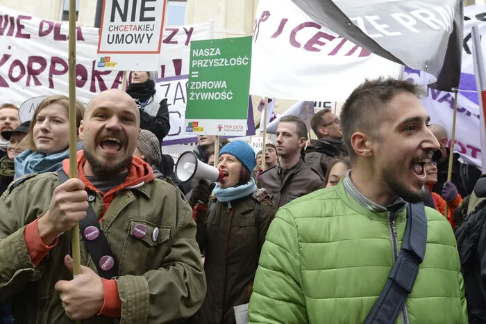 Auch in Polen verleihen besorgte Bürger ihren Sorgen und Zweifel Ausdruck.