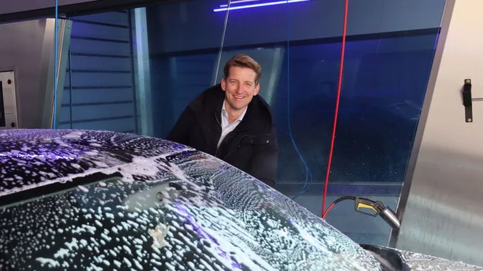 Inhaber Christian Schlager hat sich höchstpersönlich um die Autowäsche gekümmert.