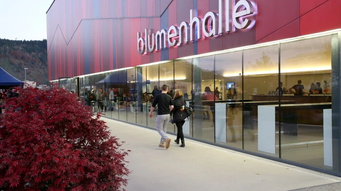Die Blumenhalle der Herzogstand stand am Wochenende im Mittelpunkt einer großen Perchten-Ausstellung.