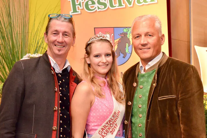 Organisator Josef Kolbitsch, Käsekönigin Jaqueline Winkler und Bürgermeister Walter Hartlieb. 