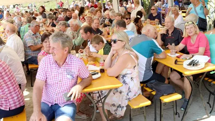 Da war es am Sonntag den ganzen über mit der Ruhe am idyllisch gelegenen Gut Ossiacher Tauern hoch über dem Ossiacher See vorbei. Grund des Besucheransturmes von tausenden Feinschmeckern war das 26. Rindfleischfest, zu dem die Kärntner Rinderproduktionsringe und die Bäuerliche Vermarktung „Kärntner Fleisch“ (BVG) unter Obmann Josef Fradler geladen hatten. 