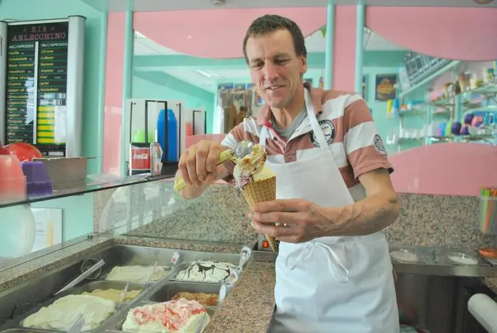 Jürgen Müllers bietet sein Eis für zwei Euro an